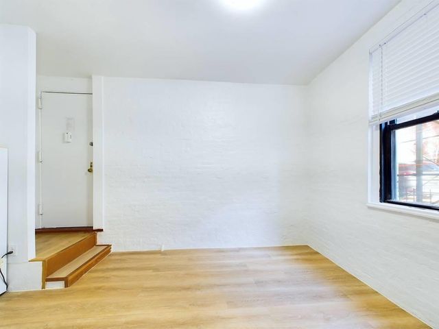 21-58 35 street 1E, Astoria, NY 11105