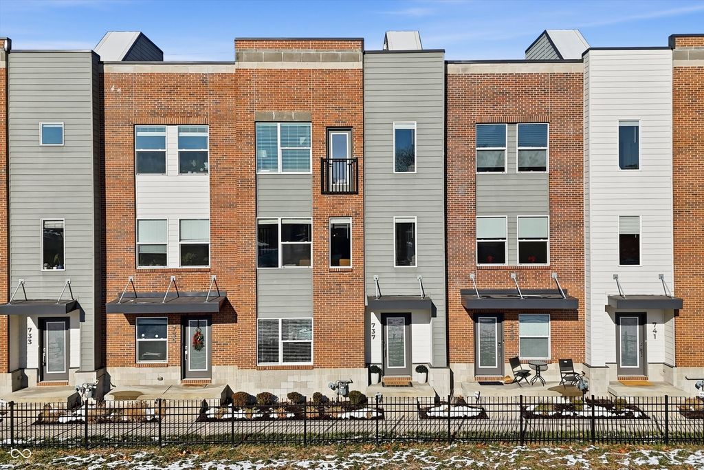 737 Switchyard Place, Indianapolis, IN 46202