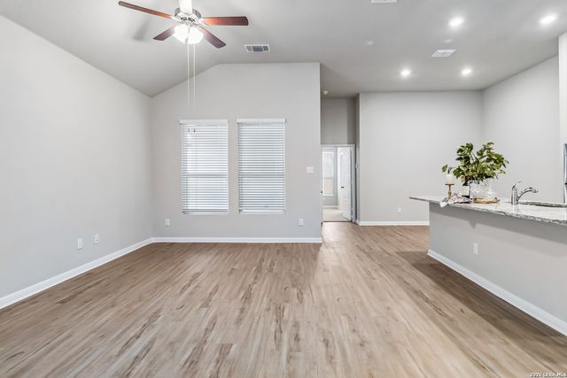 321-325 Colgin Dr, San Antonio, TX 78253