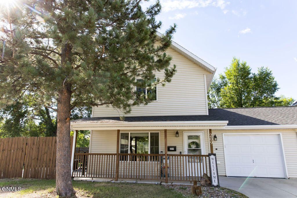 209 5th Street NE, Mandan, ND 58554 photo 2
