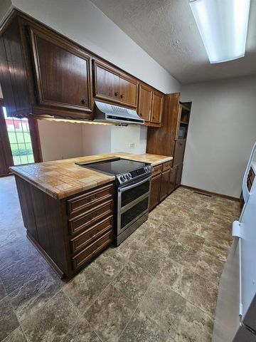 507 Akron, Augusta, KS 67010
