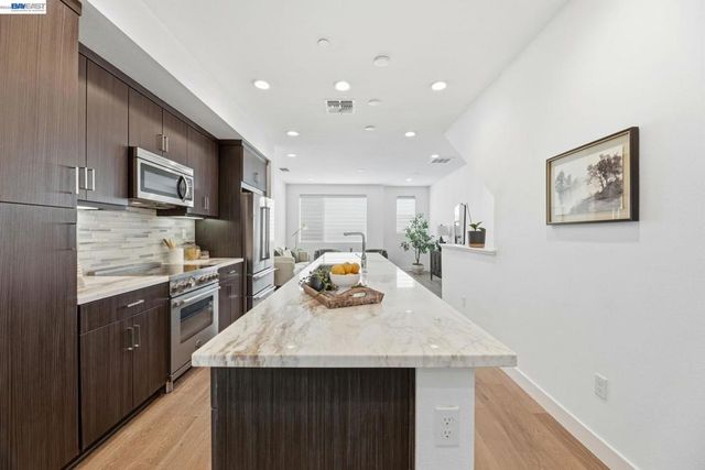931 Edy Ln, Oakland, CA 94607