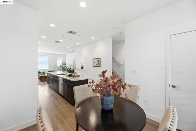 931 Edy Ln, Oakland, CA 94607