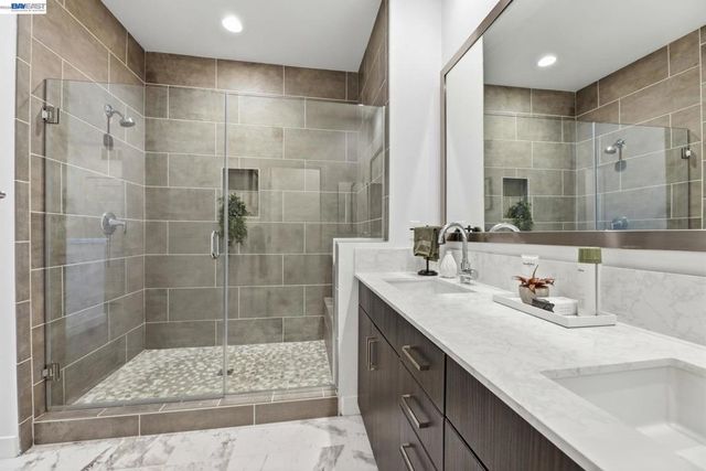 931 Edy Ln, Oakland, CA 94607