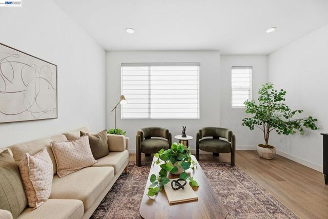 931 Edy Ln, Oakland, CA 94607