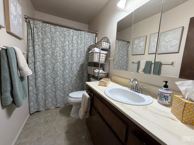 2005 Avondale Drive, Bakersfield, CA 93306