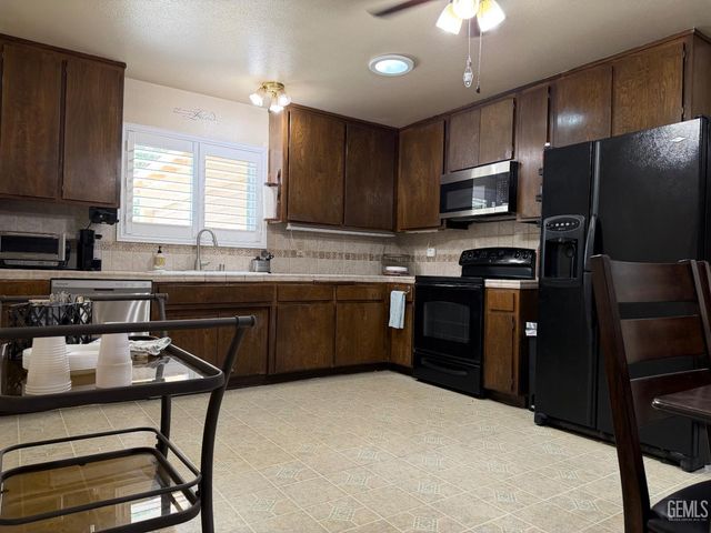 2005 Avondale Drive, Bakersfield, CA 93306