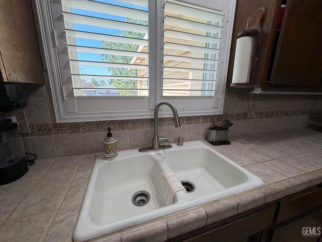 2005 Avondale Drive, Bakersfield, CA 93306