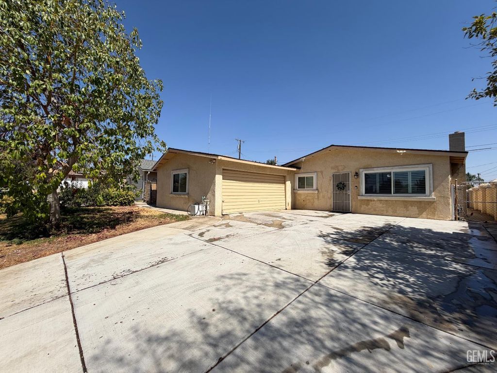 2005 Avondale Drive, Bakersfield, CA 93306