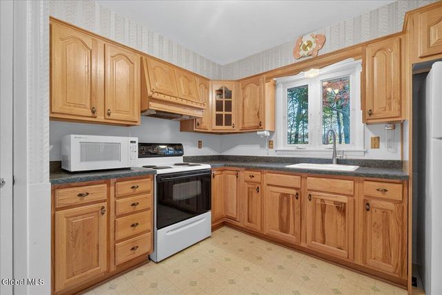 44 Damask Drive, Clifton Park, NY 12065