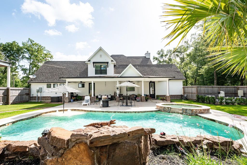 59 County Road 6324a, Dayton, TX 77535