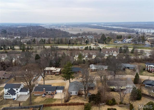 326 Renaldo Drive, Chesterfield, MO 63017