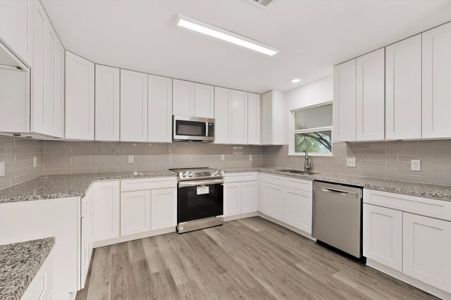 812 George ST, Taylor, TX 76574