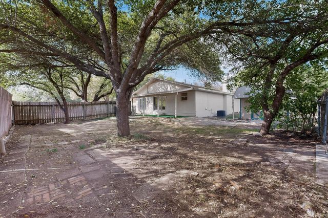 812 George ST, Taylor, TX 76574