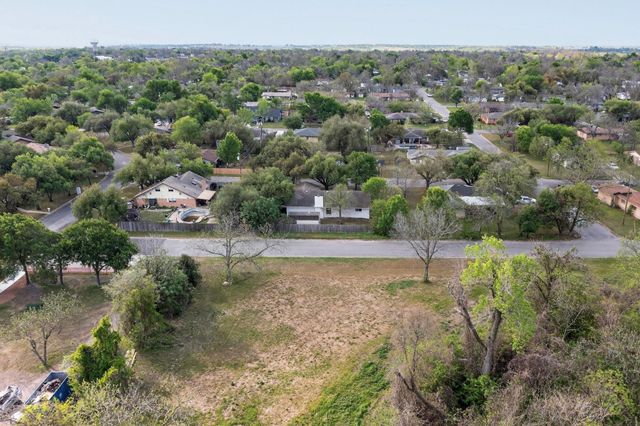 812 George ST, Taylor, TX 76574