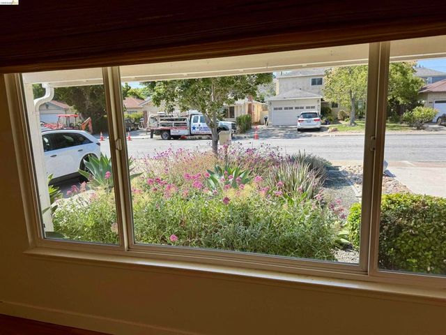 312 Walker Dr, Mountain View, CA 94043