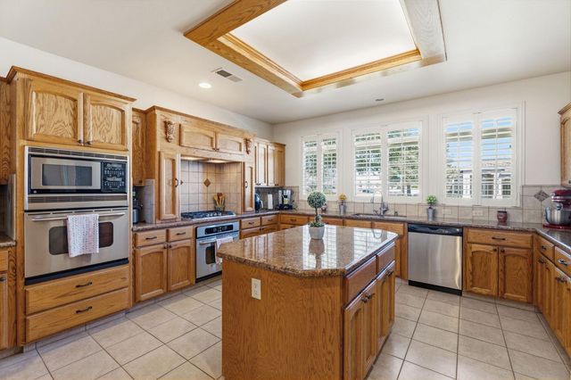 3296 Hollow Avenue, Madera, CA 93637