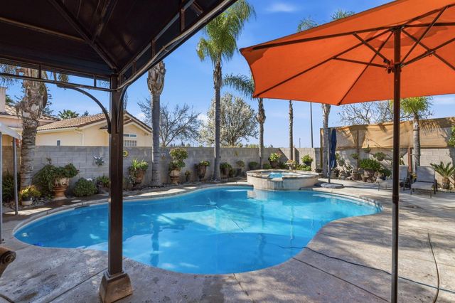 3296 Hollow Avenue, Madera, CA 93637