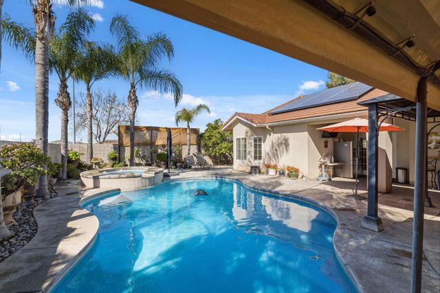 3296 Hollow Avenue, Madera, CA 93637