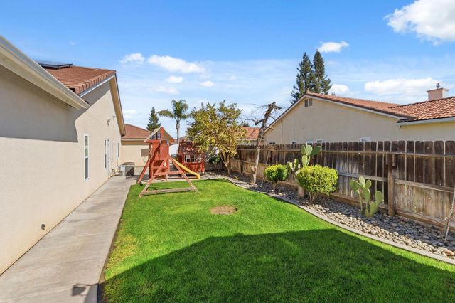 3296 Hollow Avenue, Madera, CA 93637