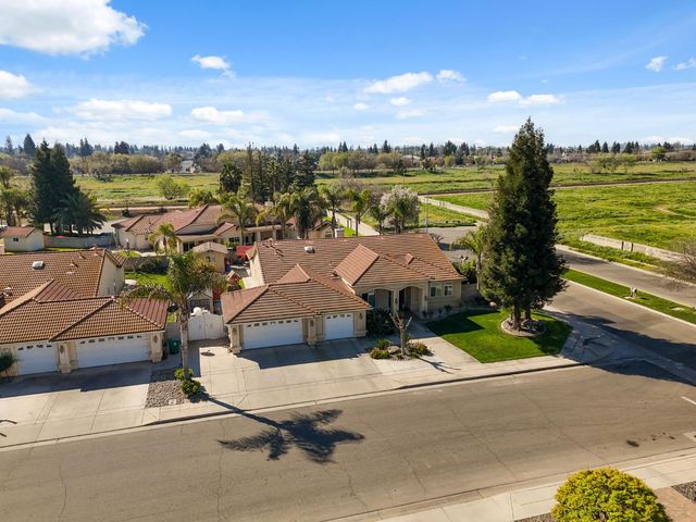 3296 Hollow Avenue, Madera, CA 93637