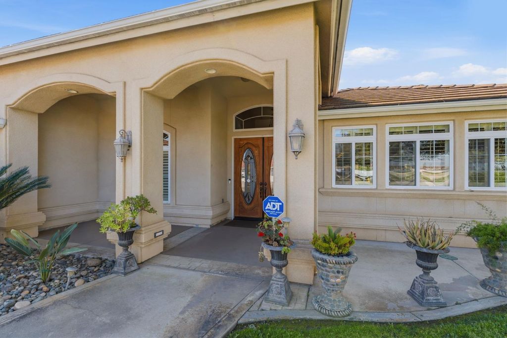 Image 5 of property listing at 3296 Hollow Avenue, Madera, CA 93637