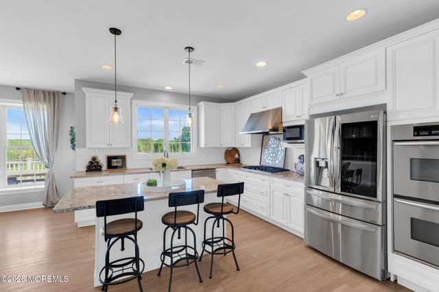 42 Ridgeview Way, Allentown, NJ 08501