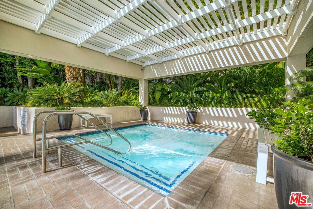 Image 13 of property listing at 1131 Alta Loma Road 116, West Hollywood, CA 90069