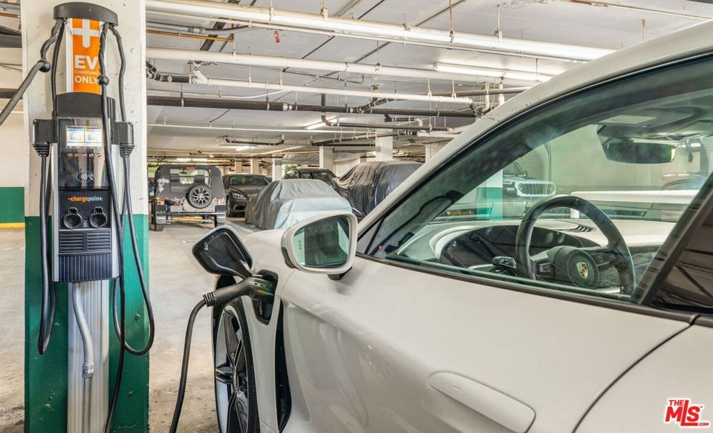 Image 19 of property listing at 1131 Alta Loma Road 116, West Hollywood, CA 90069