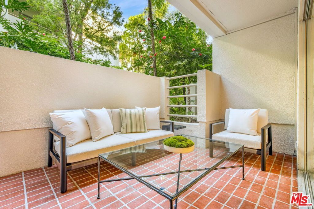 Image 5 of property listing at 1131 Alta Loma Road 116, West Hollywood, CA 90069