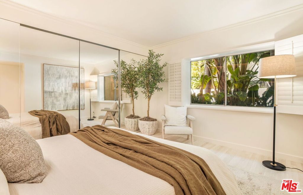 Image 8 of property listing at 1131 Alta Loma Road 116, West Hollywood, CA 90069