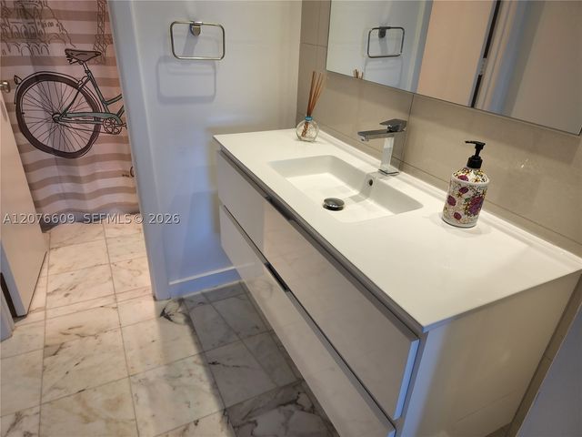 300 Bayview Dr 1608, Sunny Isles Beach, FL 33160