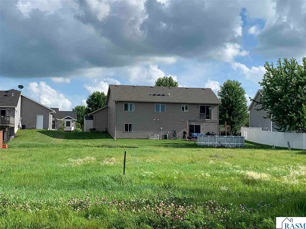 2574 Stony Creek Drive, Owatonna, MN 55060