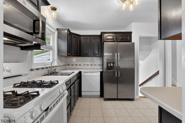 36 Charles St, Clark Twp., NJ 07066