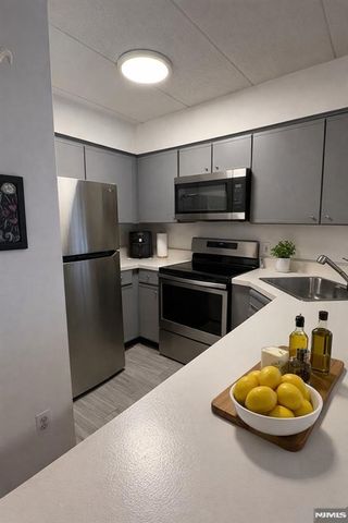 5 LINDEN Street 2E, Hackensack, NJ 07601