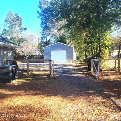 1604 Crest Drive, Aberdeen, NC 28315