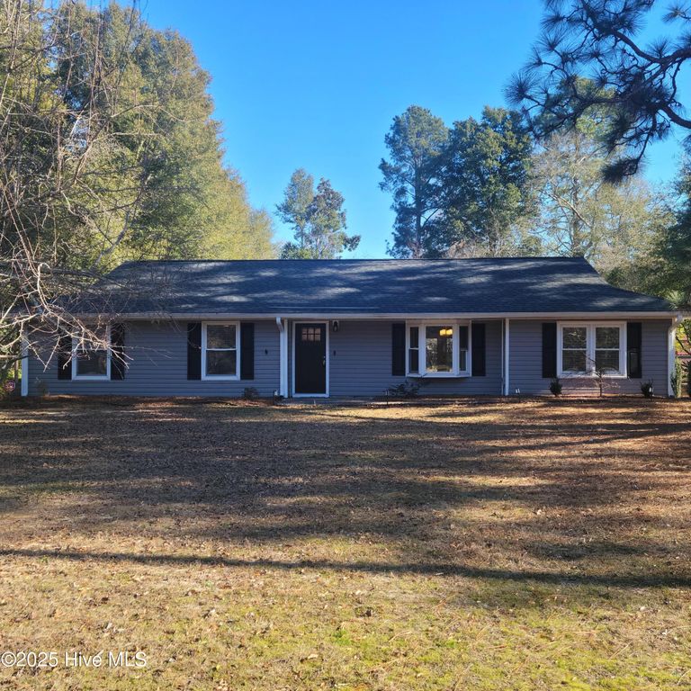 1604 Crest Drive, Aberdeen, NC 28315