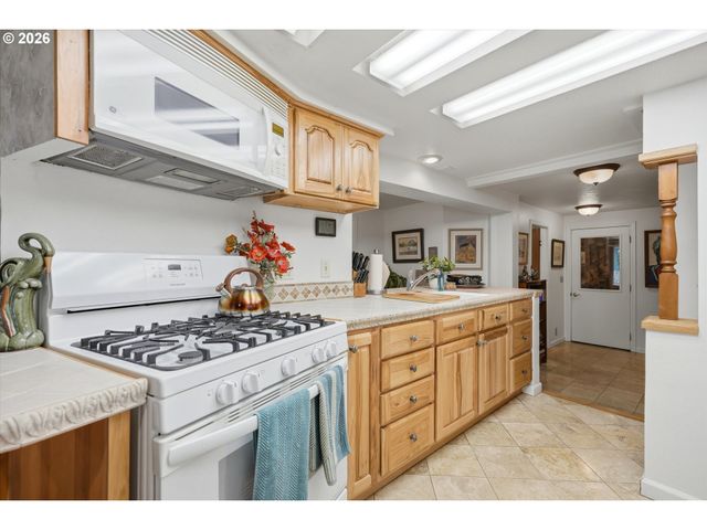 210 W 8TH St, Lafayette, OR 97127