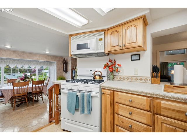 210 W 8TH St, Lafayette, OR 97127