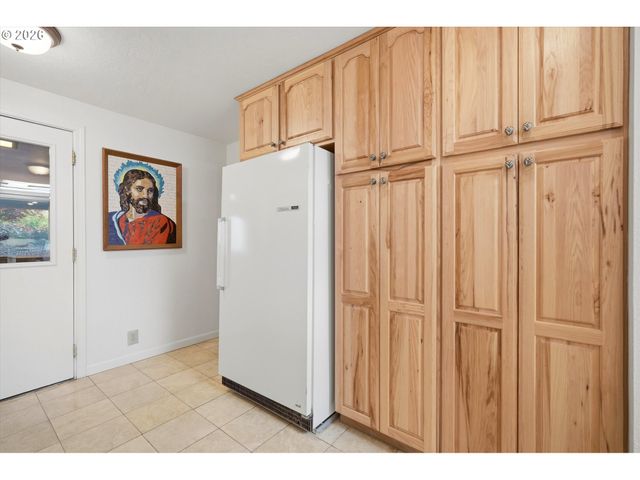 210 W 8TH St, Lafayette, OR 97127
