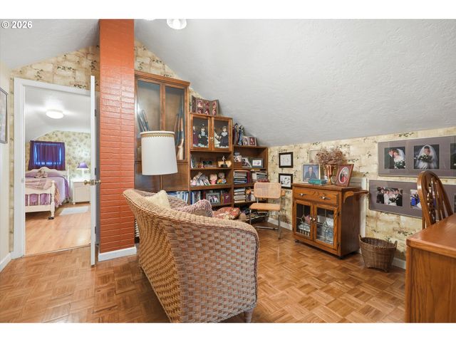 210 W 8TH St, Lafayette, OR 97127
