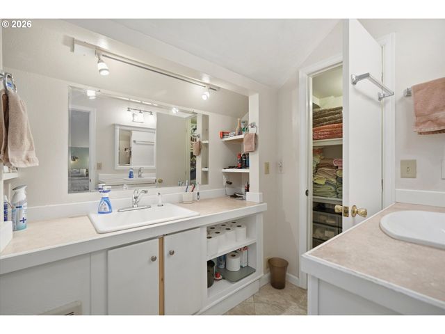 210 W 8TH St, Lafayette, OR 97127
