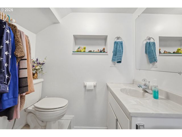210 W 8TH St, Lafayette, OR 97127