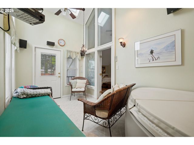 210 W 8TH St, Lafayette, OR 97127