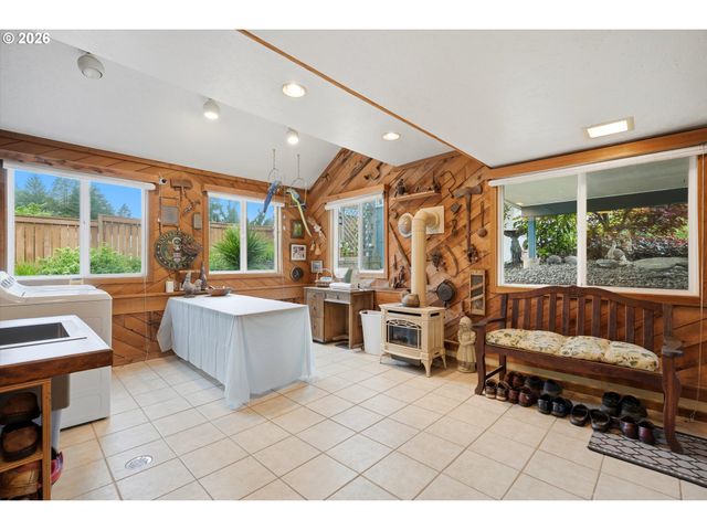 210 W 8TH St, Lafayette, OR 97127