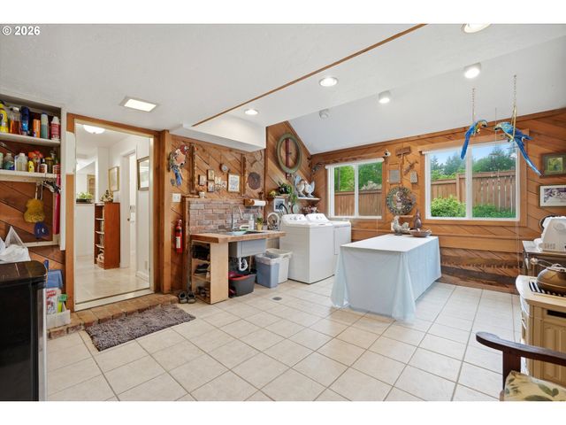 210 W 8TH St, Lafayette, OR 97127