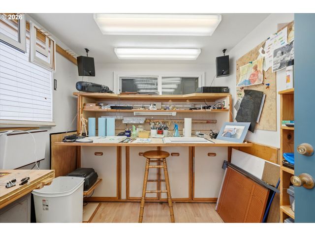 210 W 8TH St, Lafayette, OR 97127