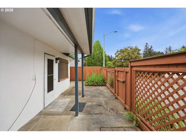 210 W 8TH St, Lafayette, OR 97127