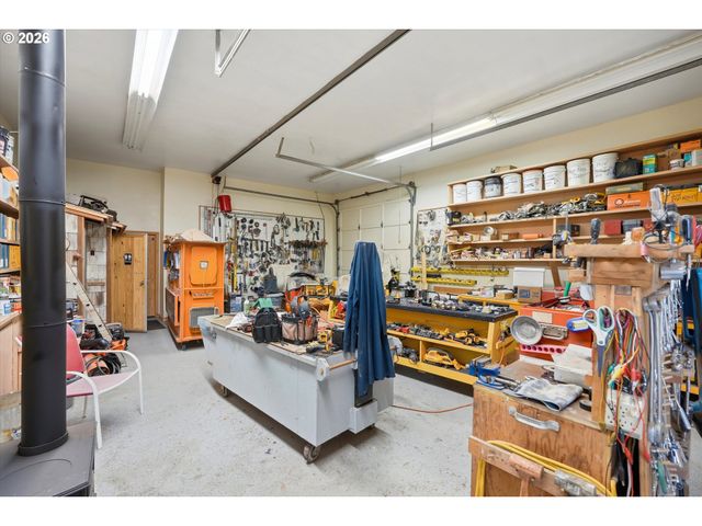 210 W 8TH St, Lafayette, OR 97127