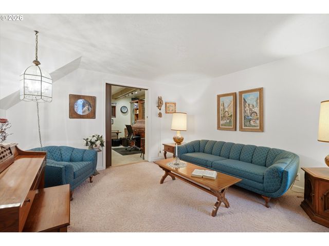 210 W 8TH St, Lafayette, OR 97127